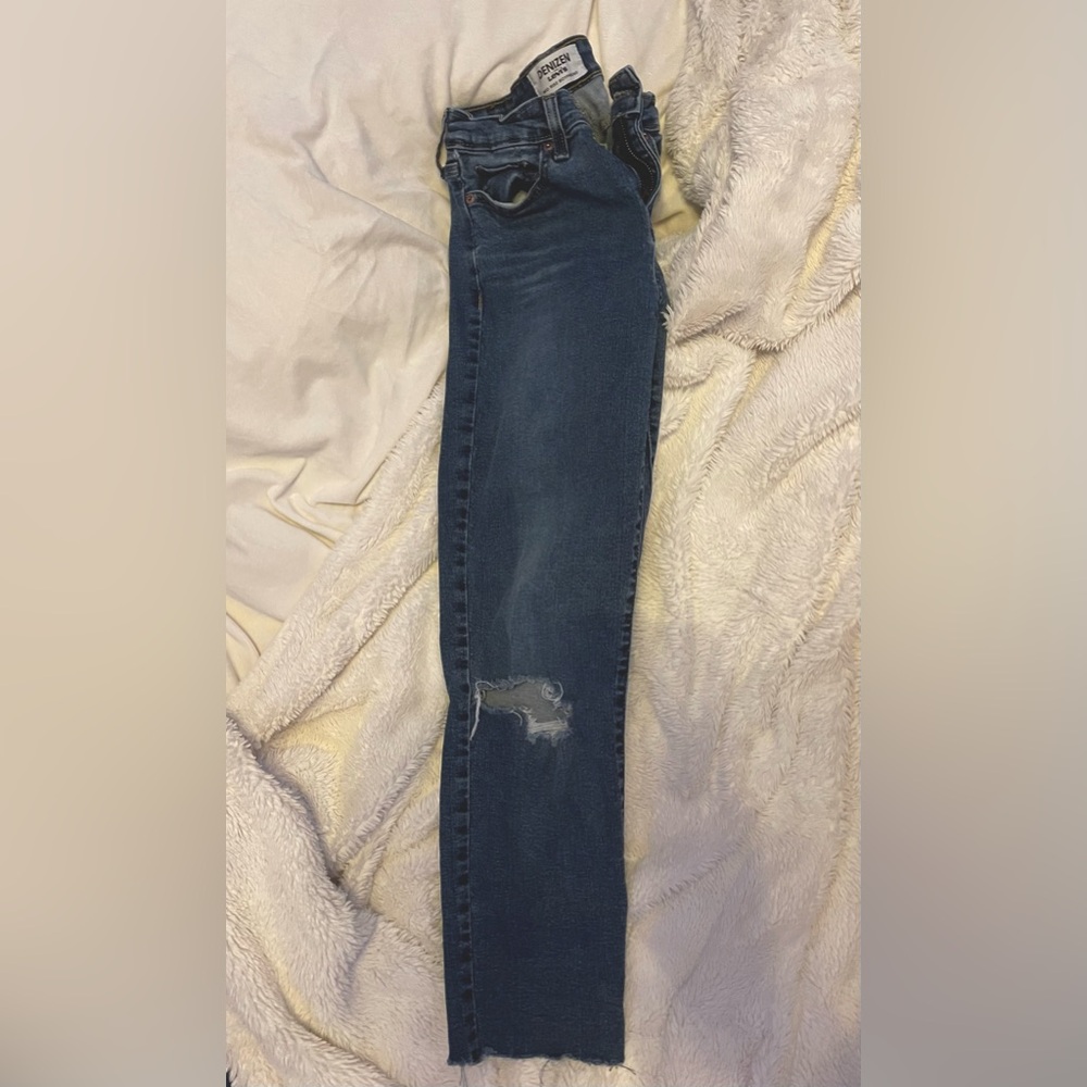 Levi’s DENIZEN size 4 ripped jeans, Mid rise boyfriend jeans